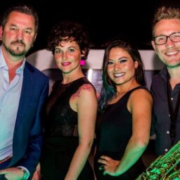 Hans Stroeve & Friends is een zeer ervaren DJ die in diverse stijlen kan draaien met sax.