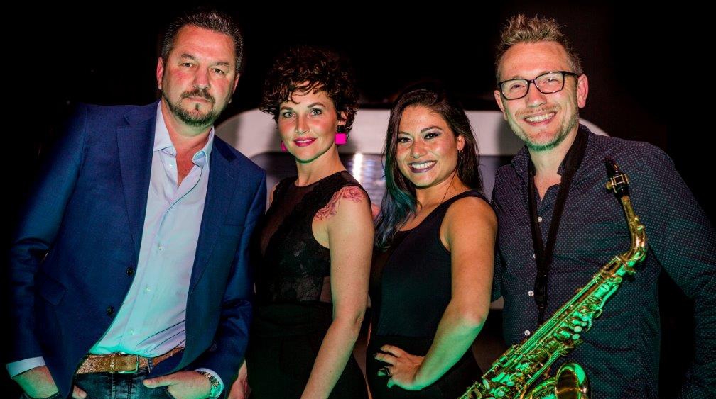 Hans Stroeve & Friends is een zeer ervaren DJ die in diverse stijlen kan draaien met sax.