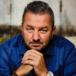 Hans Stroeve is een zeer ervaren DJ die in diverse stijlen kan draaien.