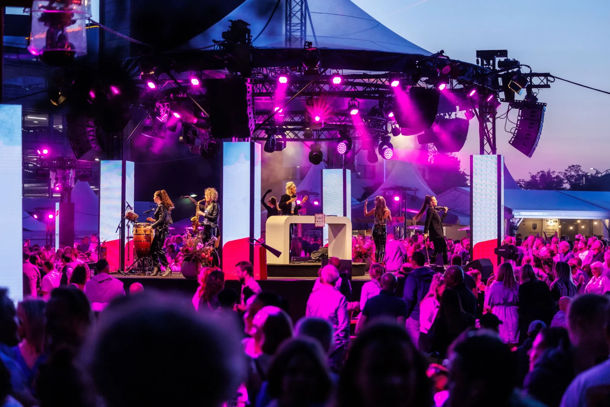 F.E.M. - Feminine Energetic Music is een unieke powershow
