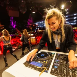 F.E.M. - Feminine Energetic Music is een unieke powershow